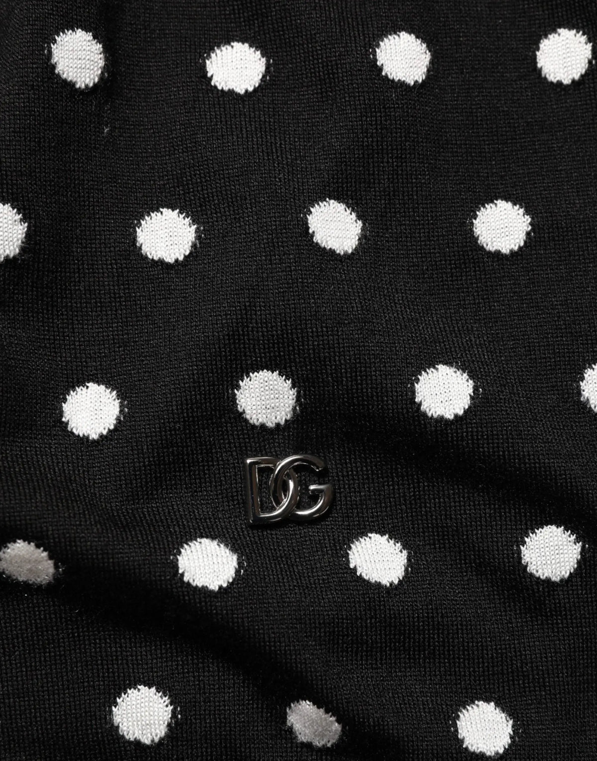 Pull à col en v dolce gabbana en maille noire à pois blancs avec logo dg métallique