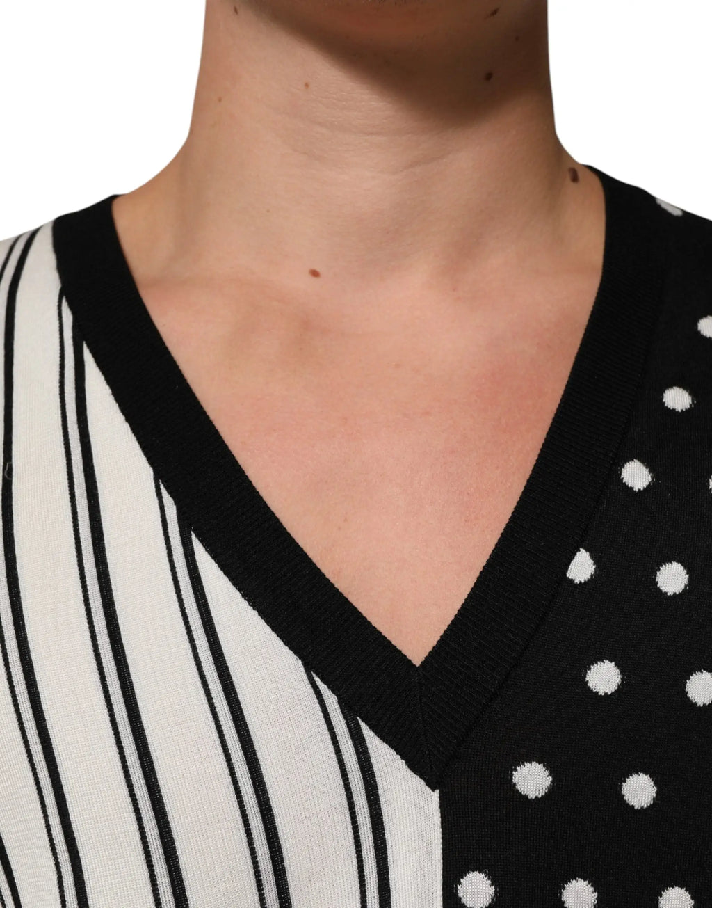 Dolce & gabbana pull en maille v-neck noir et blanc avec panneau rayé et motif à pois
