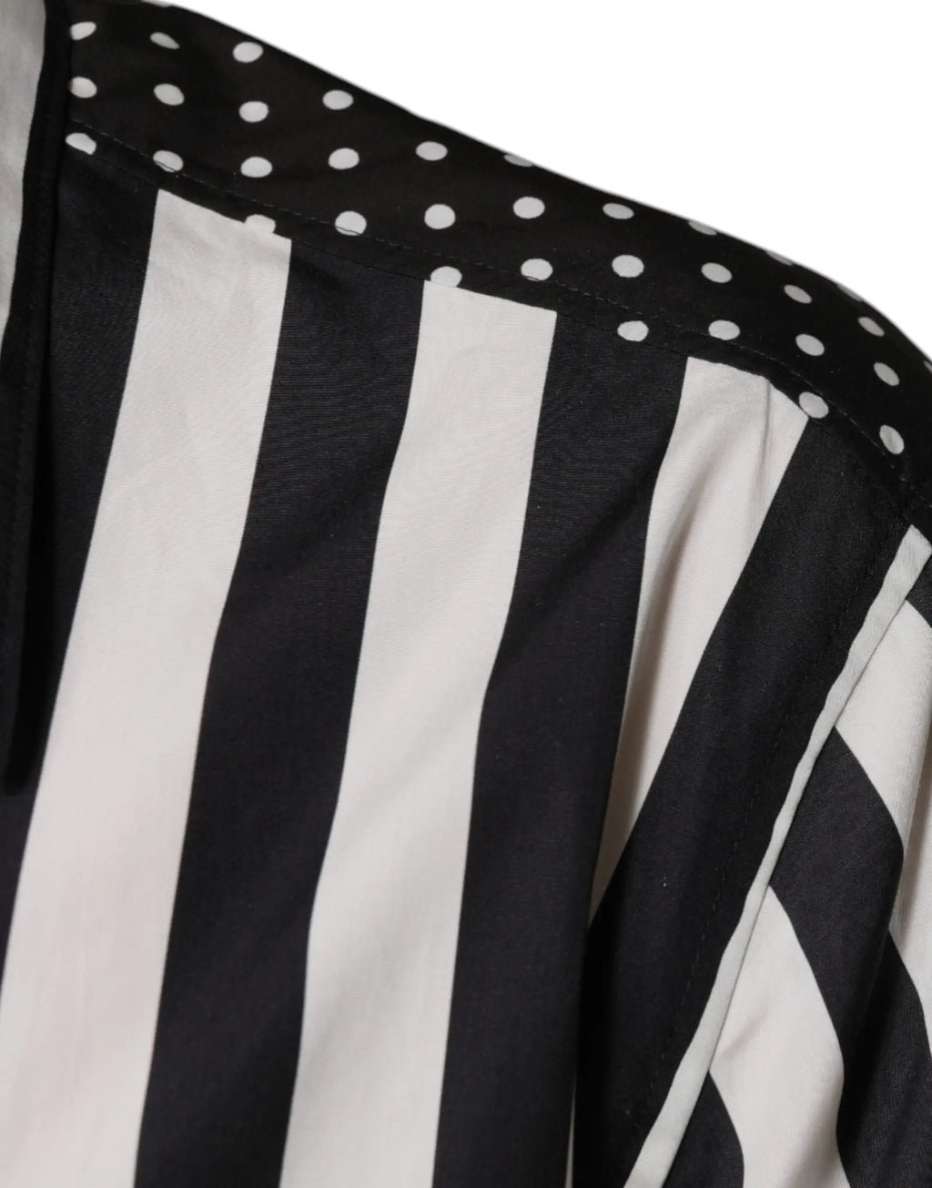 Dolce & gabbana chemise décontractée rayée noire et blanche avec col à pois et boutons sur le devant