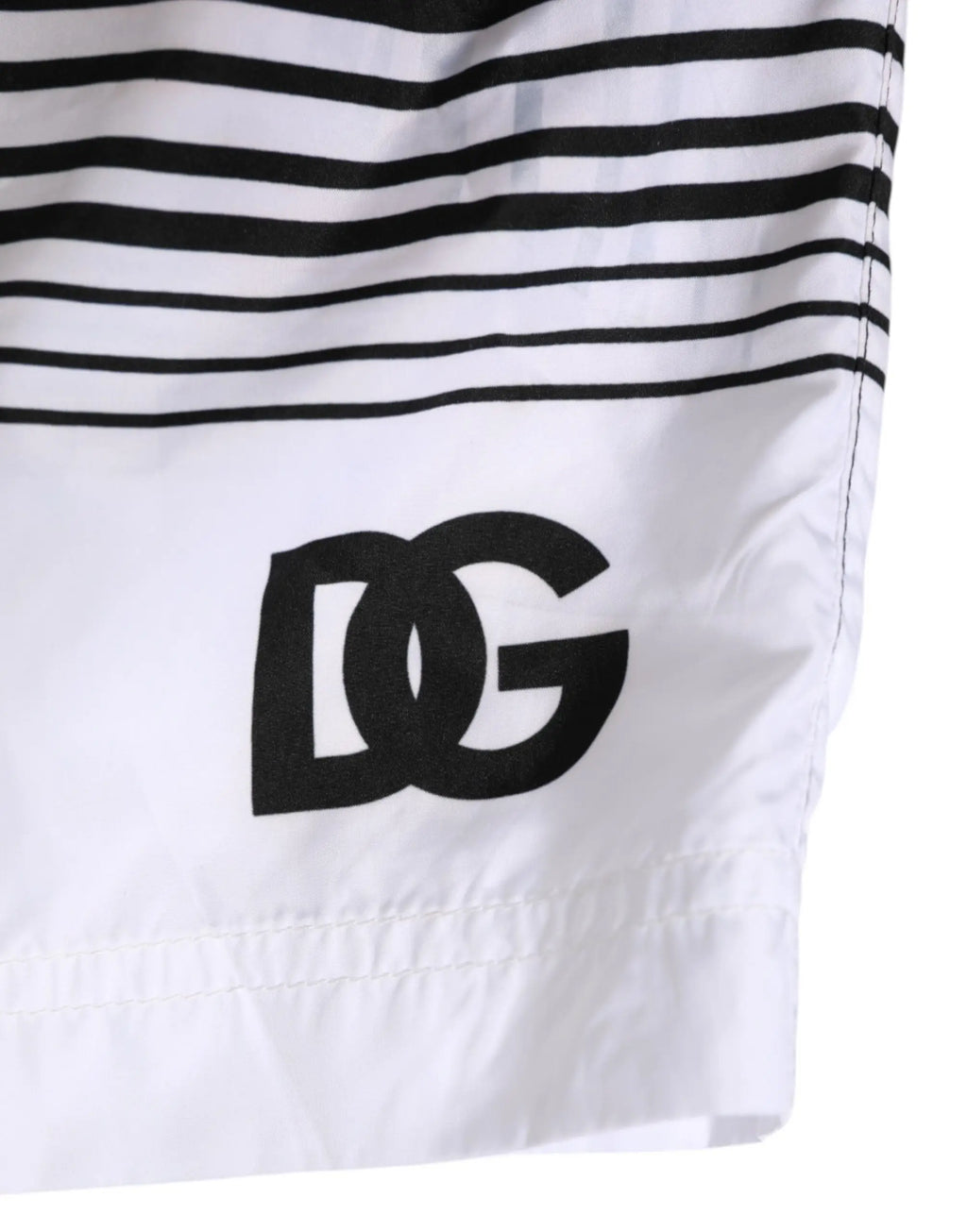 Maillot de bain court homme dolce gabbana blanc avec rayures noires horizontales et logo dg noir côté