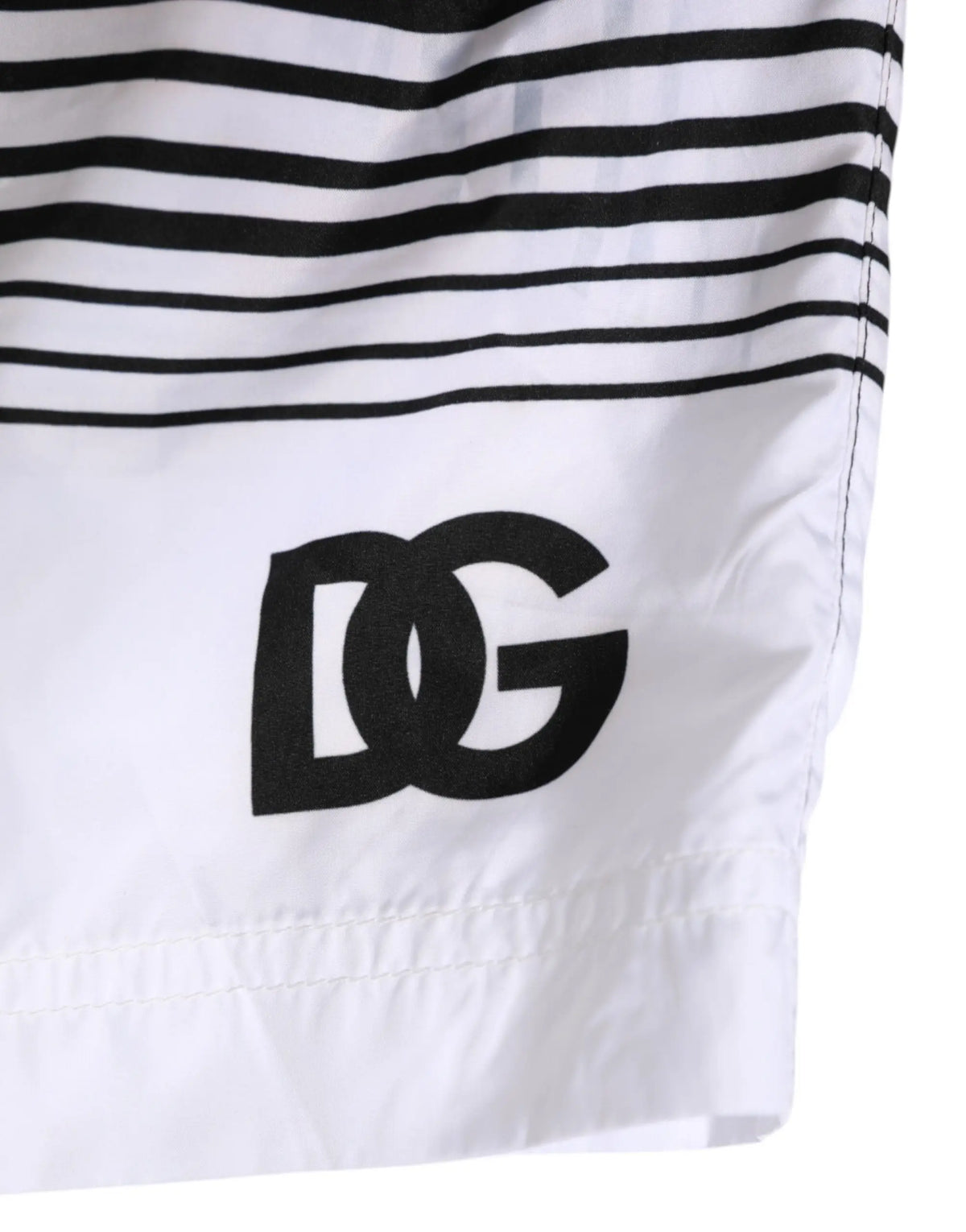 Maillot de bain court homme dolce gabbana blanc avec rayures noires horizontales et logo dg noir côté
