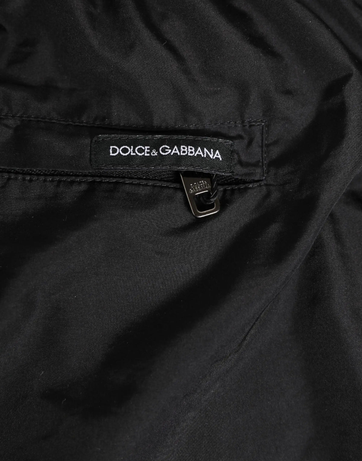 Tissu noir dolce & gabbana avec étiquette cousue et tirette de fermeture éclair pour short de bain homme rayé blanc et noir dg logo