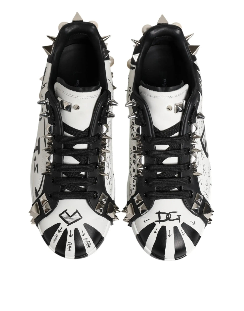Baskets basses dolce & gabbana noires et blanches cloutées avec motifs graphiques audacieux sur les côtés