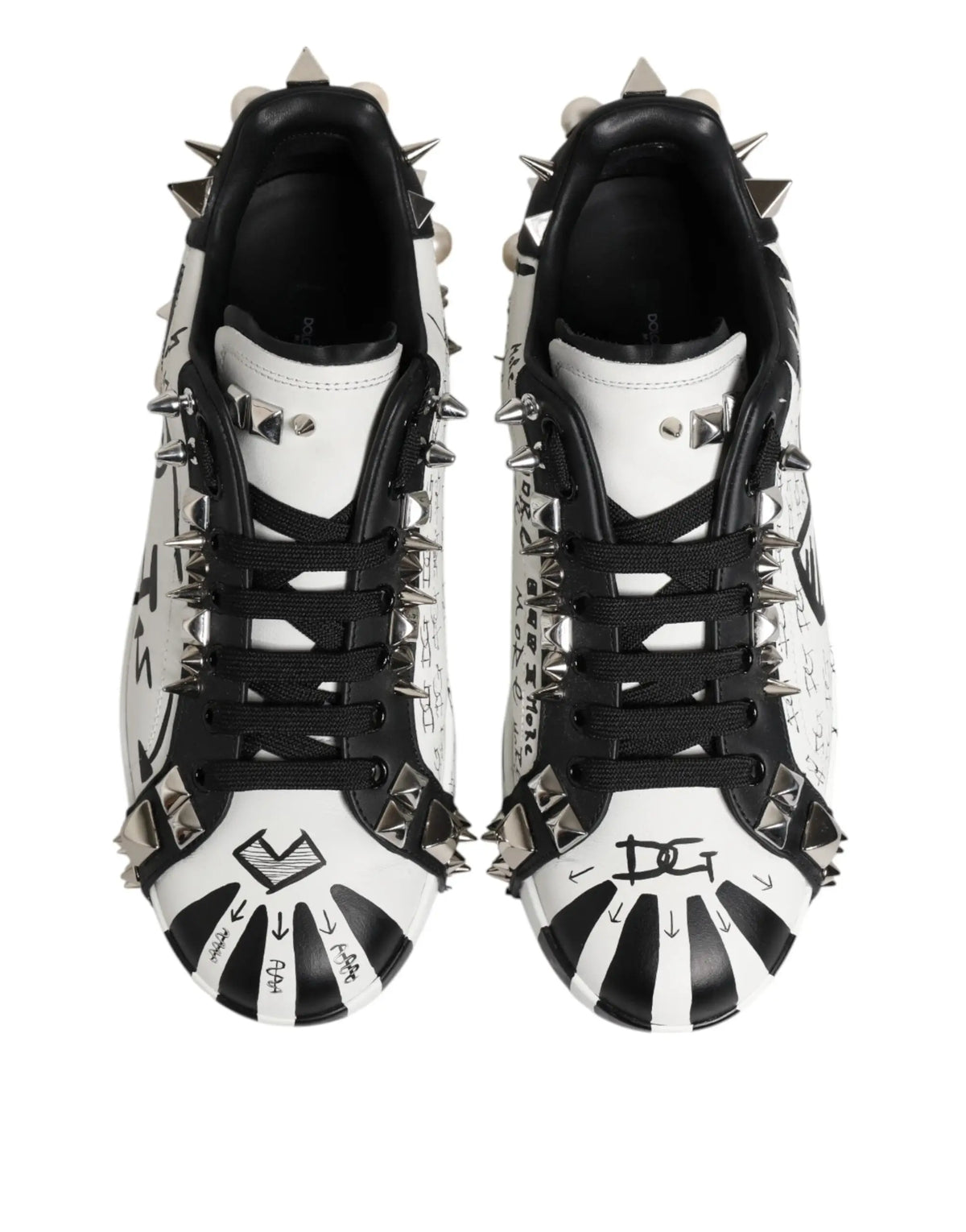 Baskets basses dolce & gabbana noires et blanches cloutées avec motifs graphiques audacieux sur les côtés