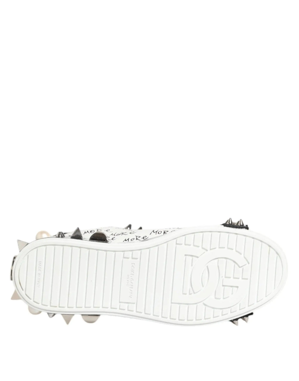 Baskets basses blanches dolce gabbana avec pointes noires en métal et accents de perles le long de la semelle