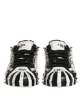 Baskets basses dolce & gabbana noires et blanches à rayures avec pointes argentées et logo distinctif sur l’orteil