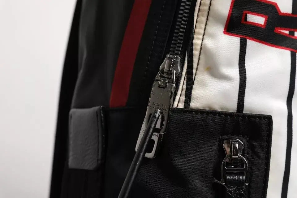 Sac à dos dolce & gabbana homme noir et blanc à rayures avec bande rouge et fermeture éclair argentée gravée du logo