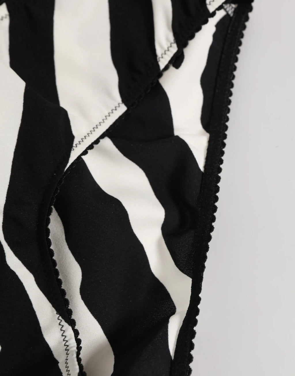 Dolce & gabbana slip brief noir et blanc avec imprimé zèbre en tissu rayé à bord festonné