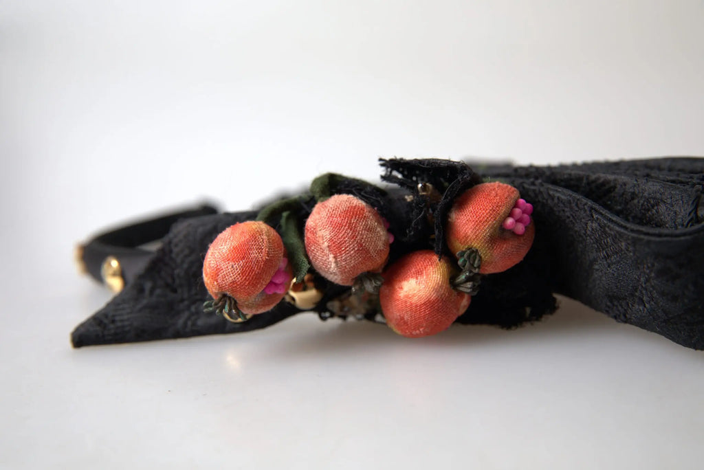 Pochette en tissu noir dolce & gabbana ornée de charms brodés en forme de pêche tons rose et orange doux