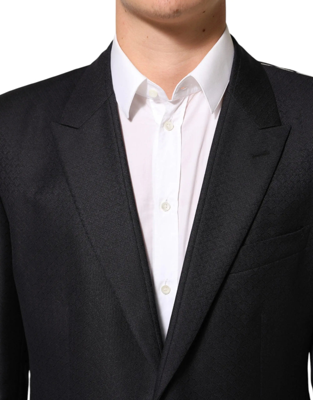 Dolce & gabbana blazer homme en laine noire texturée avec col cranté porté sur chemise blanche boutonnée