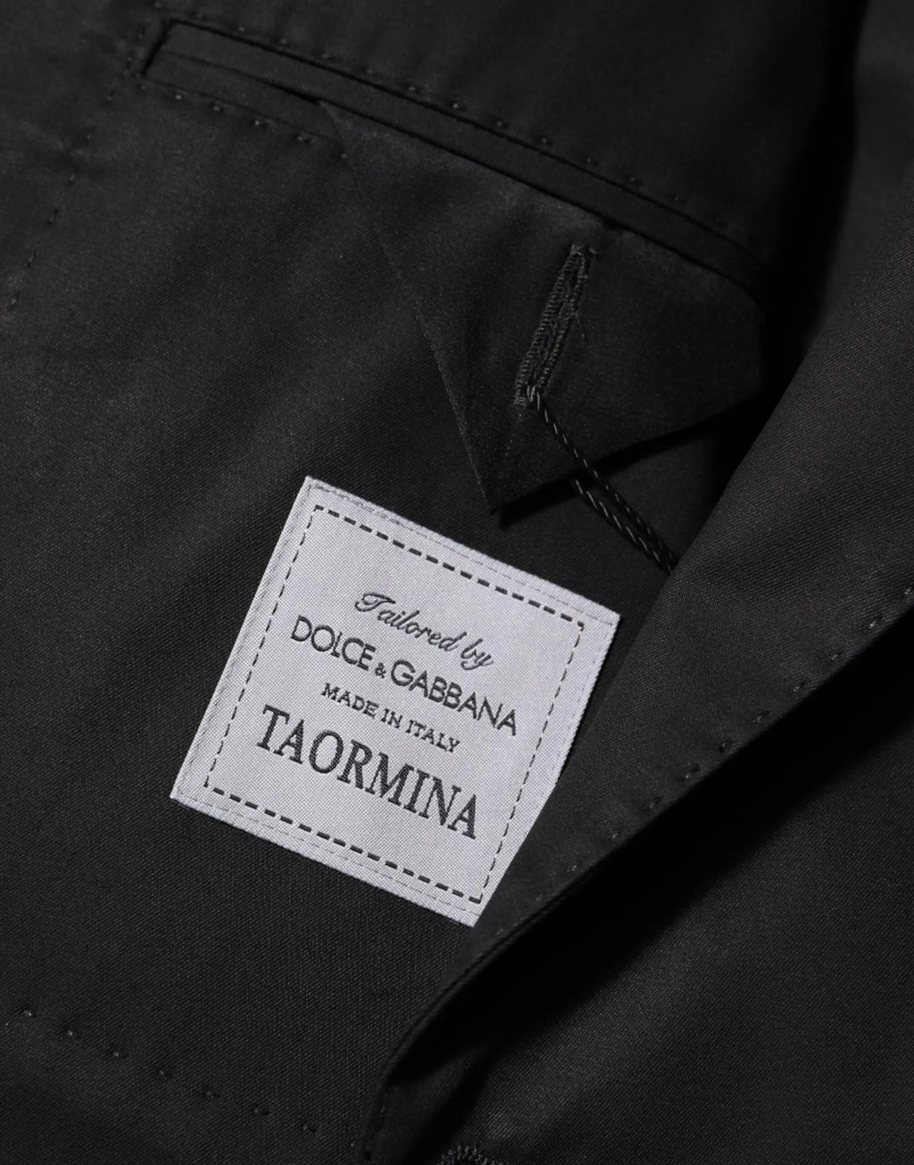 Étiquette noire dolce & gabbana taormina sur veste blazer homme en laine noire à deux boutons
