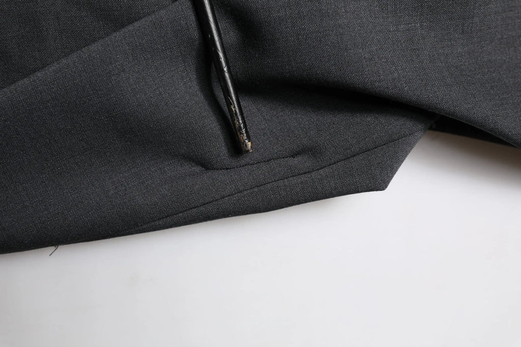 Tissu noir léger au tissage discret avec couture et fil fin sur edge d un pantalon slim formel en laine dolce & gabbana
