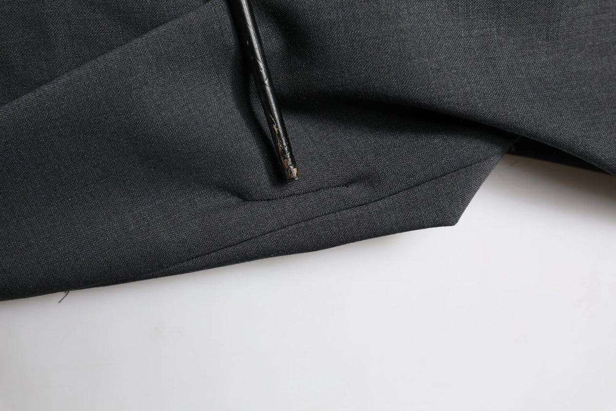 Tissu noir léger au tissage discret avec couture et fil fin sur edge d un pantalon slim formel en laine dolce & gabbana