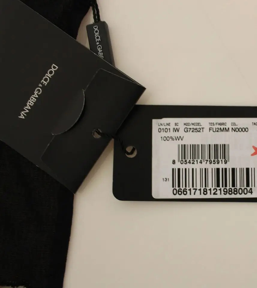 Étiquette noire dolce & gabbana avec lettres blanches et code-barres pour veste en laine noire formelle