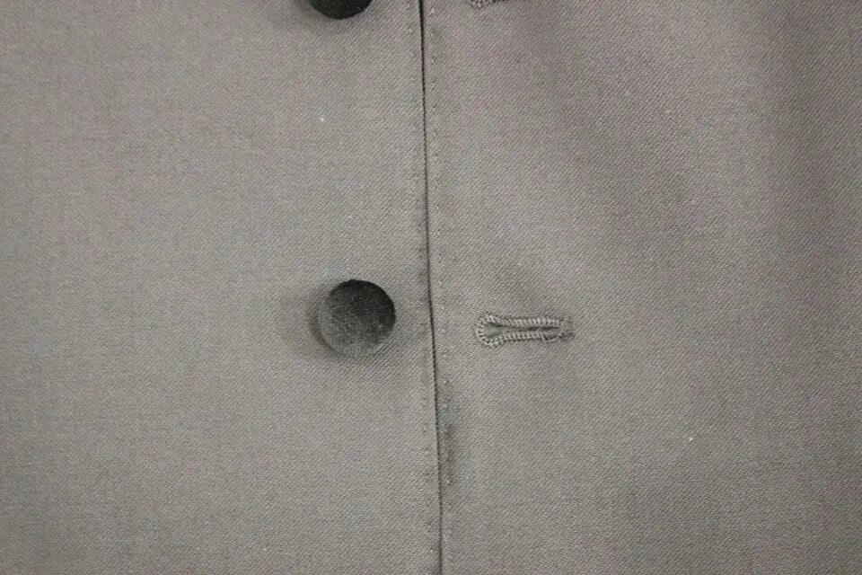 Gilet dolce & gabbana en laine noire avec fermeture boutonnée, détail brodé subtil et coupe formelle