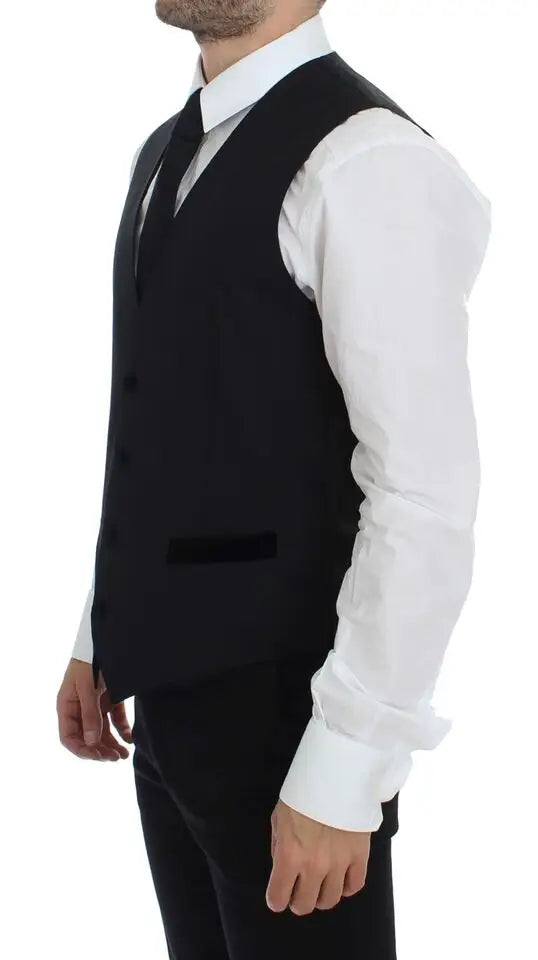 Dolce & gabbana gilet noir en laine avec une légère brillance et une poche passepoilée porté sur une chemise blanche classique