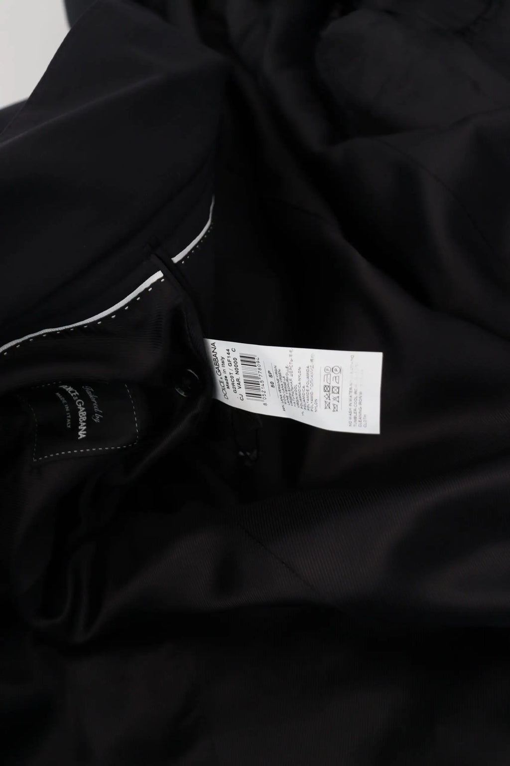 Veste noire dolce gabbana en laine avec fermeture éclair intégrale et couture blanche le long des coutures