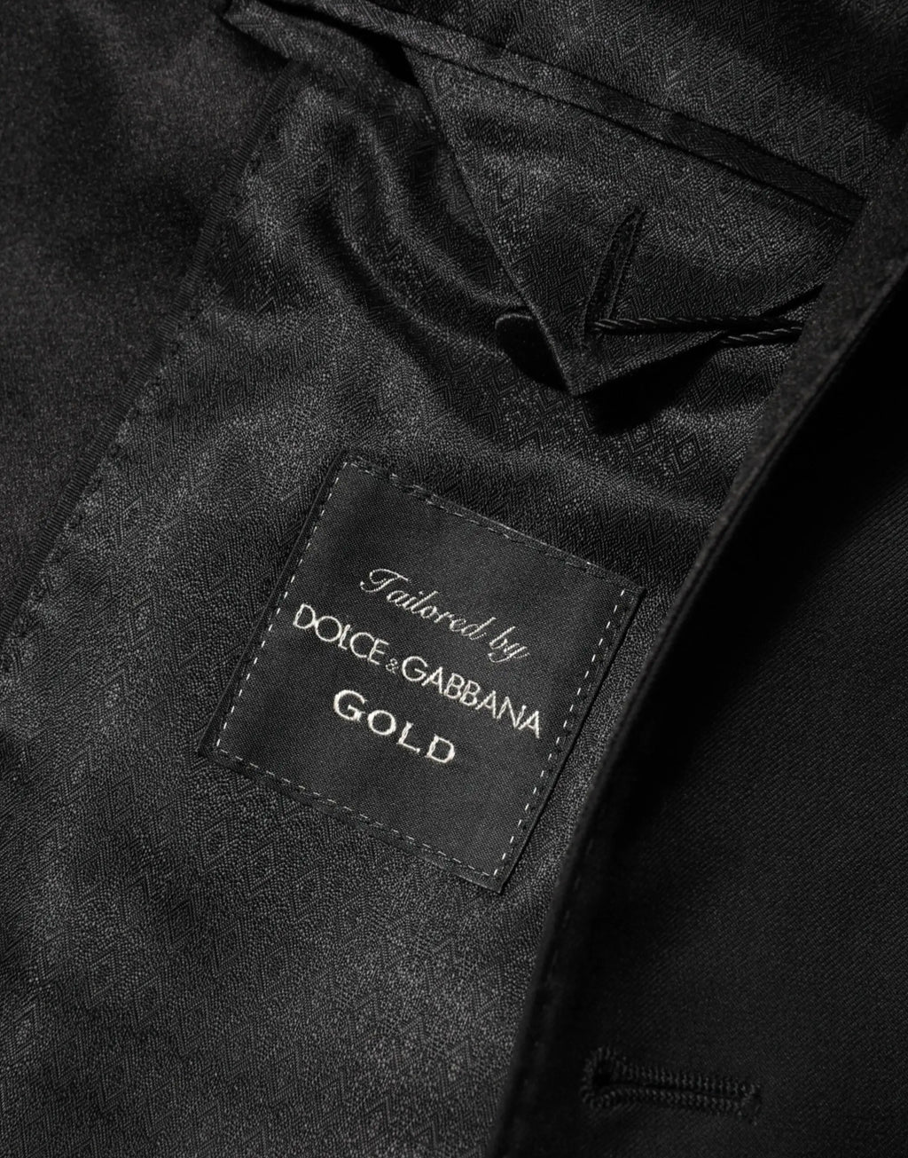 Étiquette noire en satin avec broderie dorée tailored by dolce & gabbana pour blazer homme en laine noire gold 1 bouton