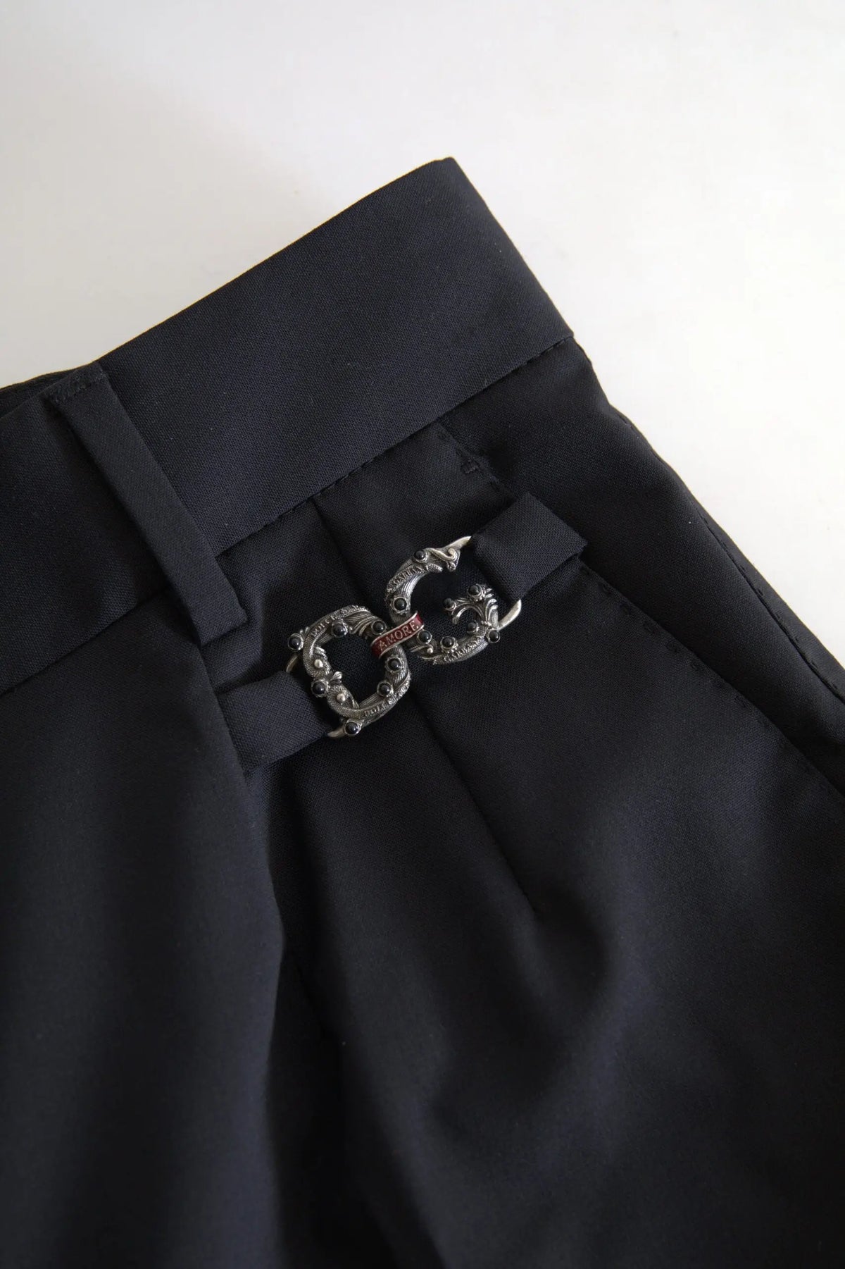 Dolce & Gabbana pantalon noir en laine taille haute avec boucle ornée de tête de dragon en argent