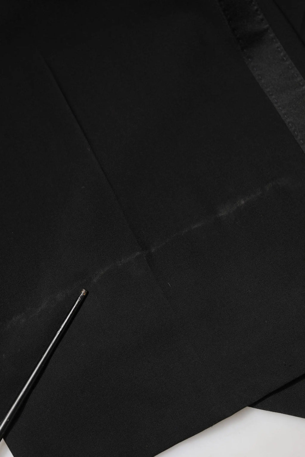 Pantalon dolce & gabbana en laine noire à taille haute et jambes larges avec texture subtile et lignes de couture fines