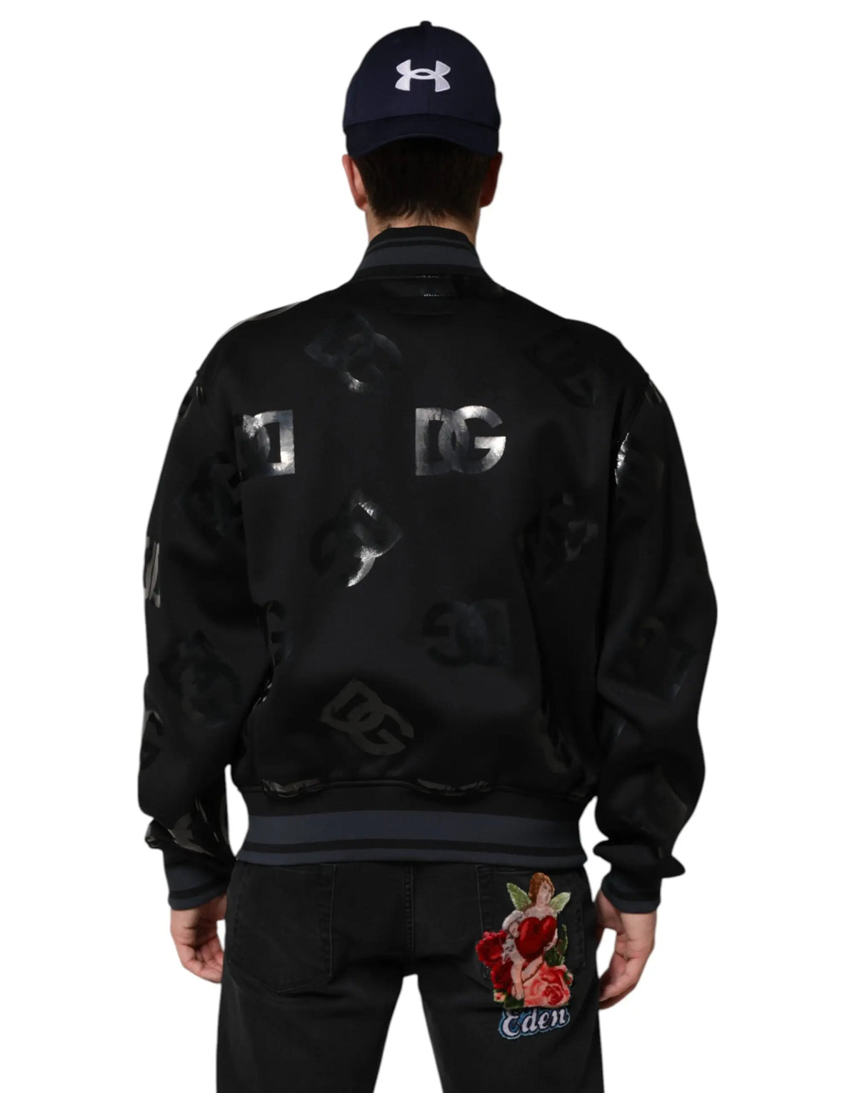 Vue arrière de la veste bomber homme dolce gabbana en laine noire avec logos dg argentés et broderie rose rouge