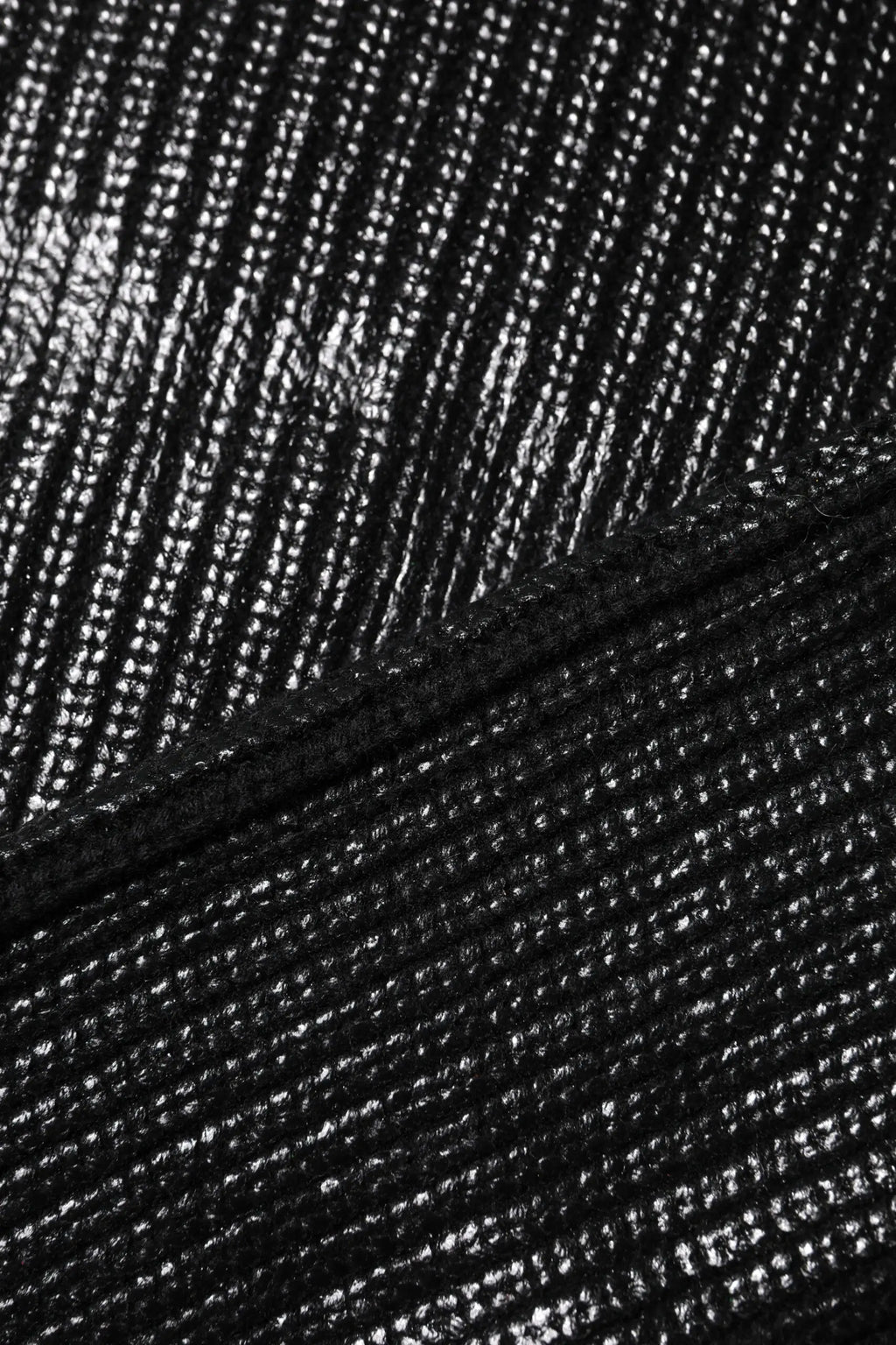 Tissu noir texturé avec un subtil éclat et un motif en côtes diagonales pour le top court en laine dolce & gabbana