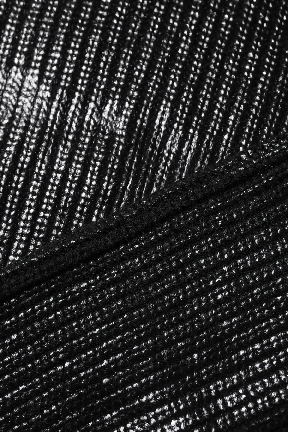 Tissu noir texturé avec un subtil éclat et un motif en côtes diagonales pour le top court en laine dolce & gabbana