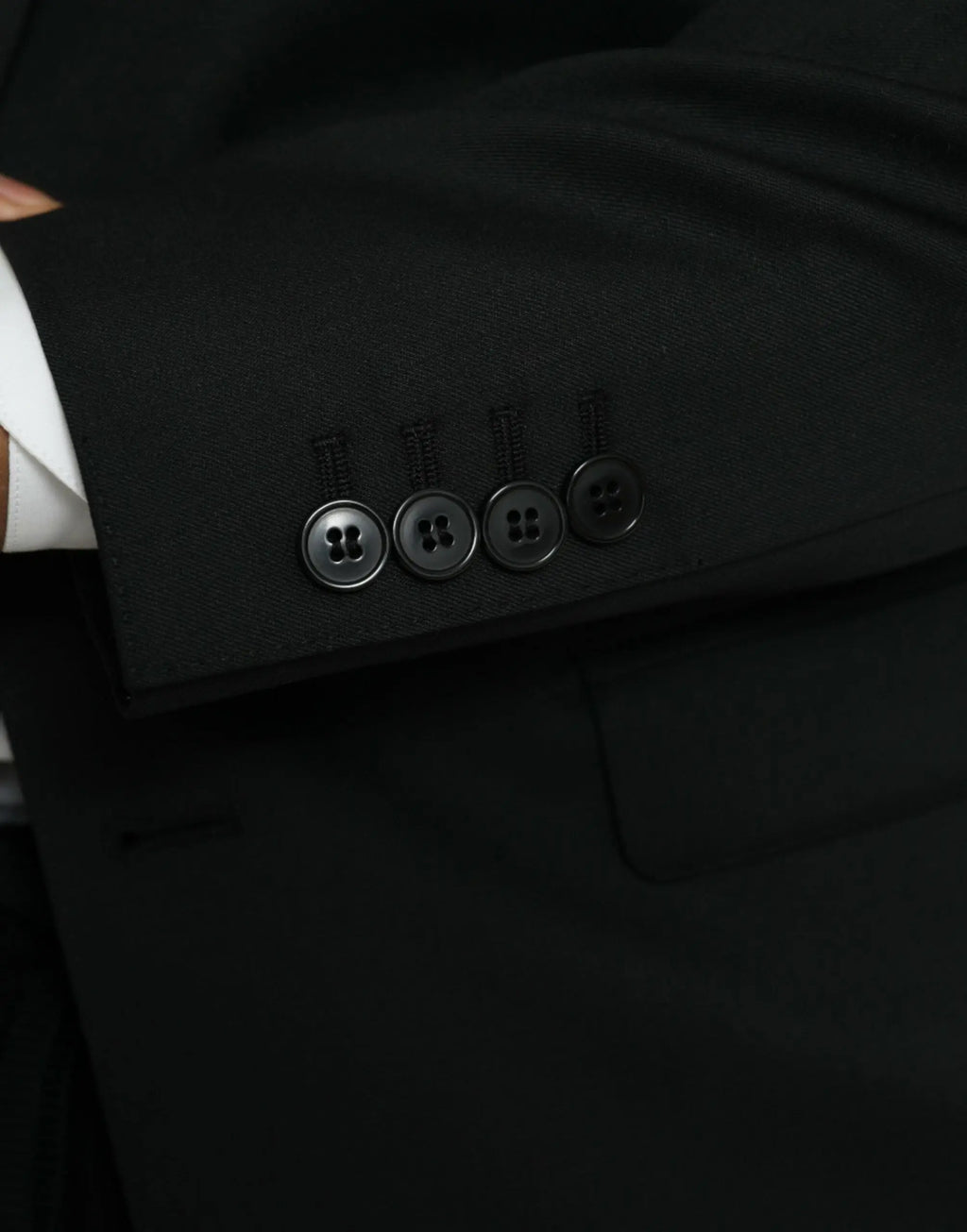 Boutonnière noire à quatre boutons avec finition mate et texture subtile sur blazer martini en laine dolce & gabbana