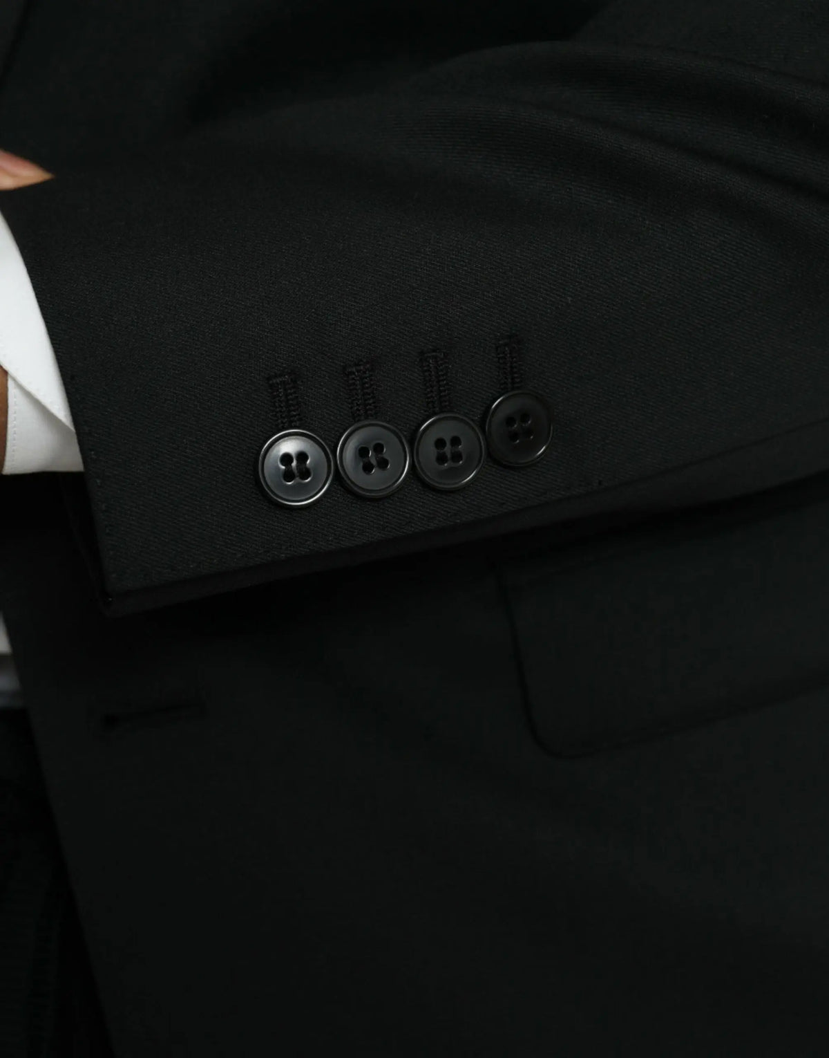 Boutonnière noire à quatre boutons avec finition mate et texture subtile sur blazer martini en laine dolce & gabbana