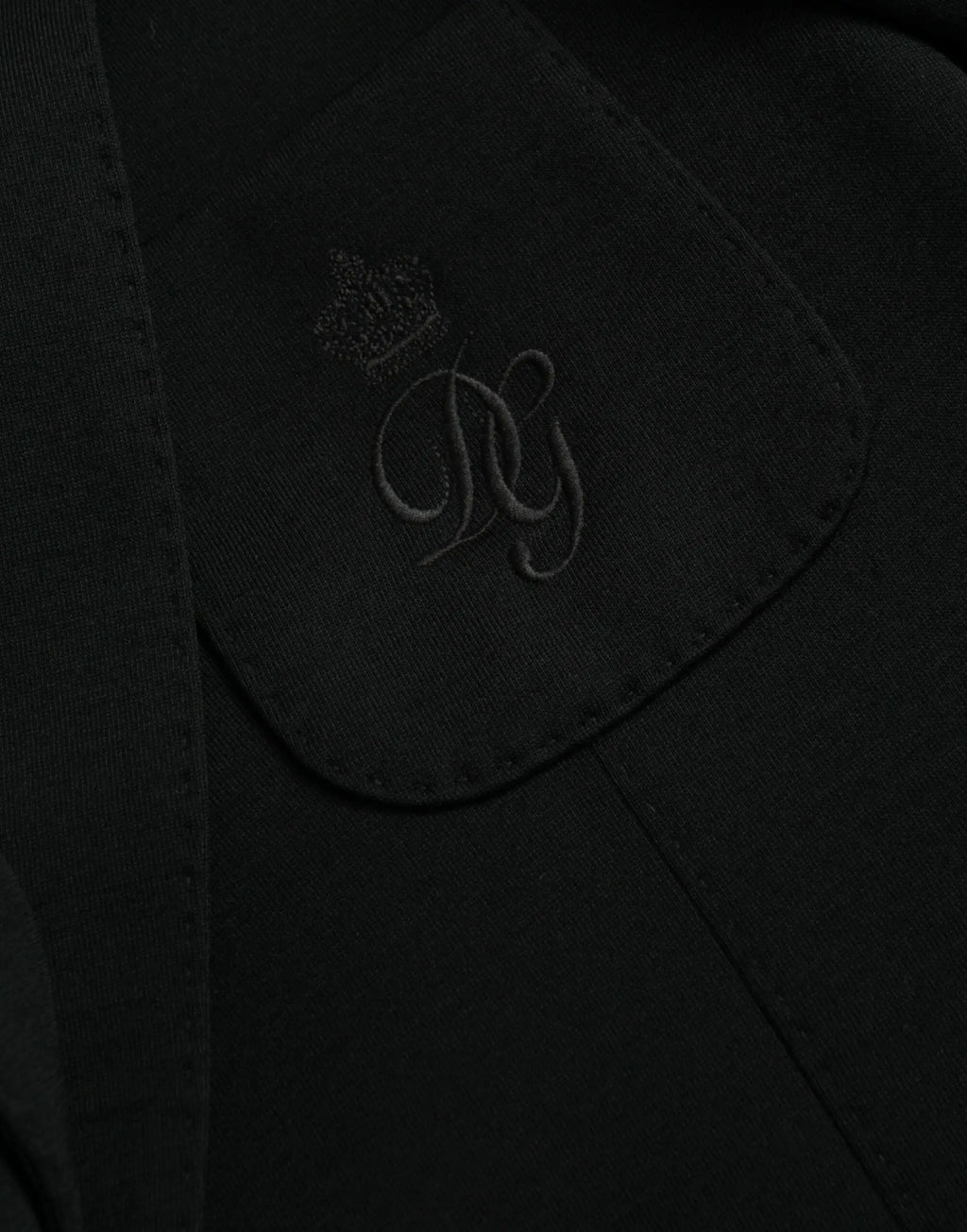 Patch monogramme noir dg avec couronne brodée sur tissu foncé du manteau blazer en laine noire dolce ga