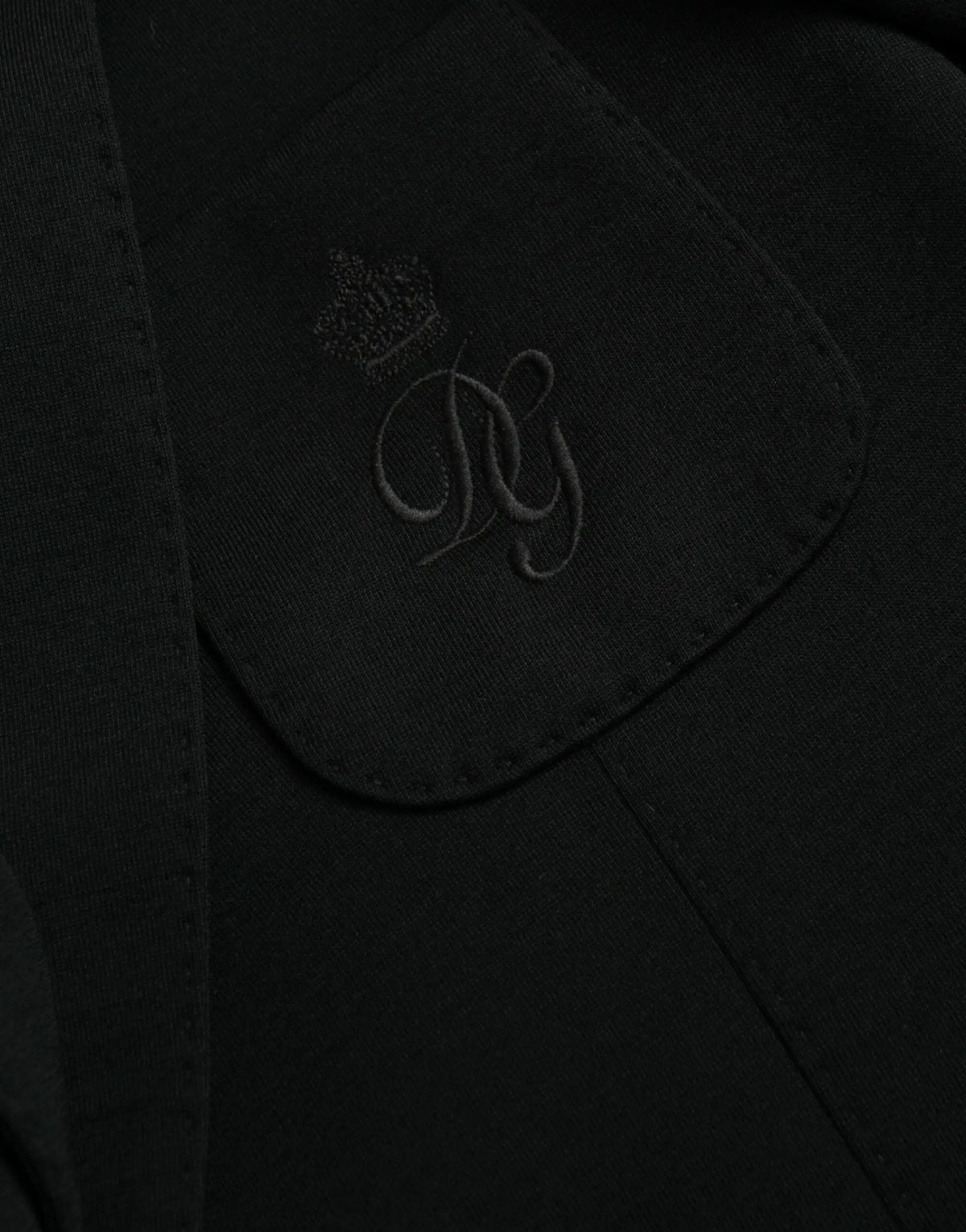 Patch monogramme noir dg avec couronne brodée sur tissu foncé du manteau blazer en laine noire dolce ga