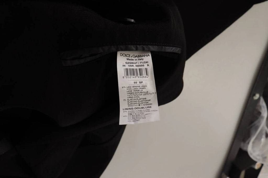 Étiquette noire dolce & gabbana en tissu avec texte blanc et code-barres pour manteau en laine noir simple boutonnage