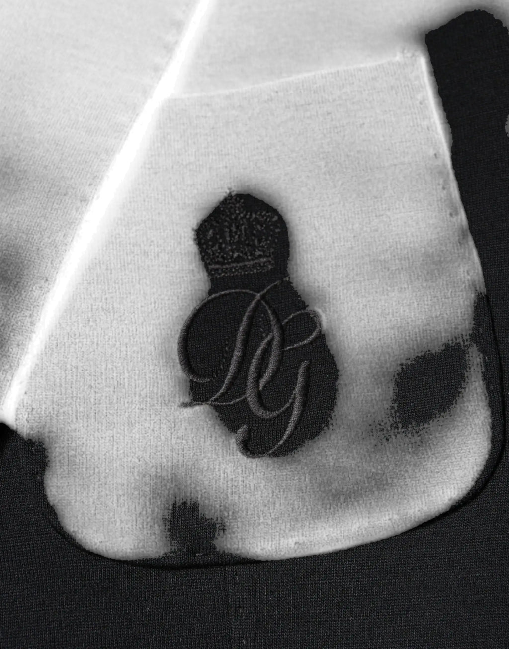 Patch logo brodé noir avec monogramme couronné sur tissu clair sur blazer formel en laine noire dolce & gabbana