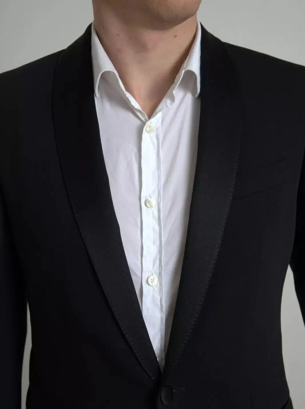 Veste de costume noire dolce gabbana en laine à simple boutonnage martini avec revers crantés portée sur chemise blanche