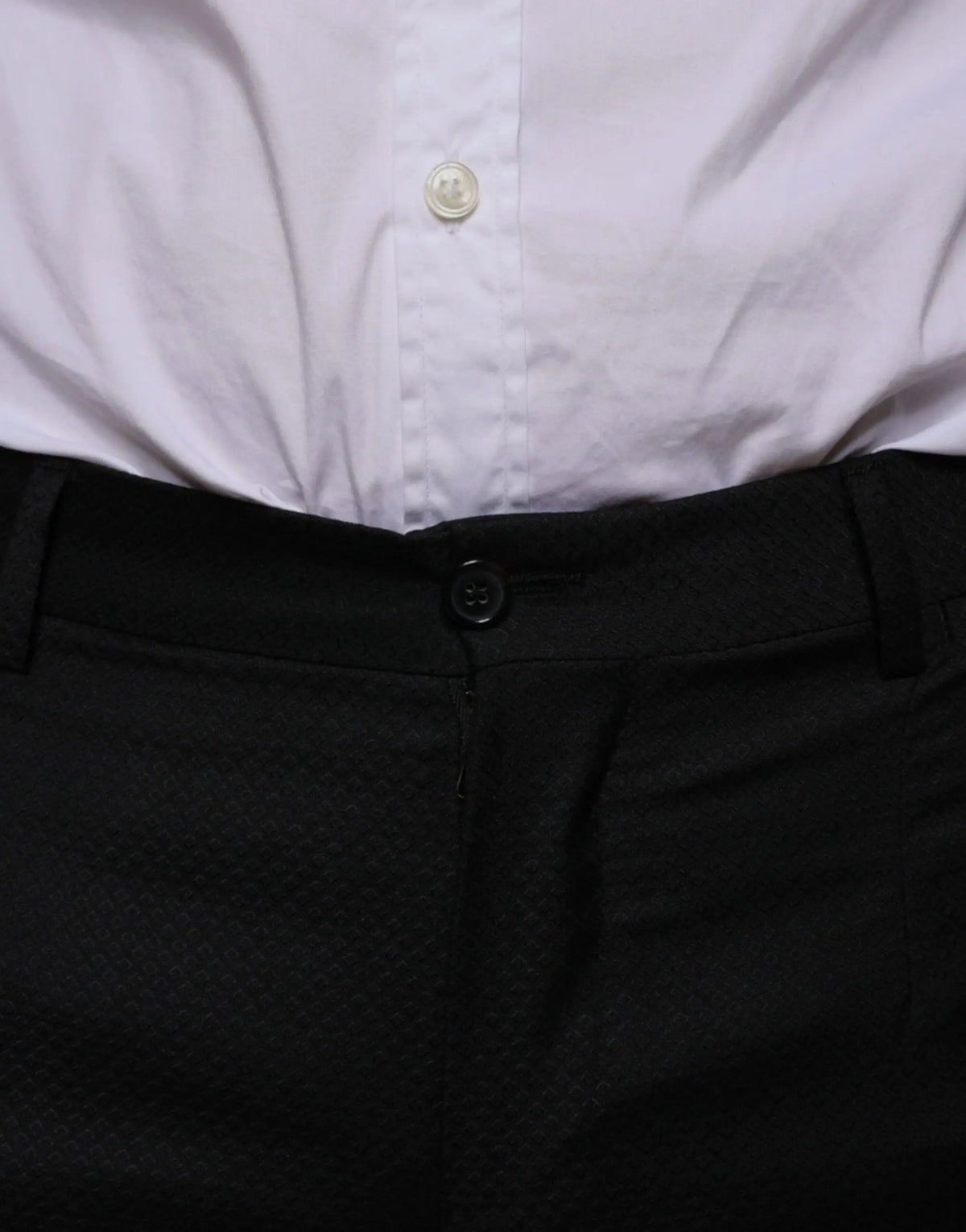 Pantalon droit noir dolce gabbana en laine avec texture subtile et bouton rond foncé à la taille
