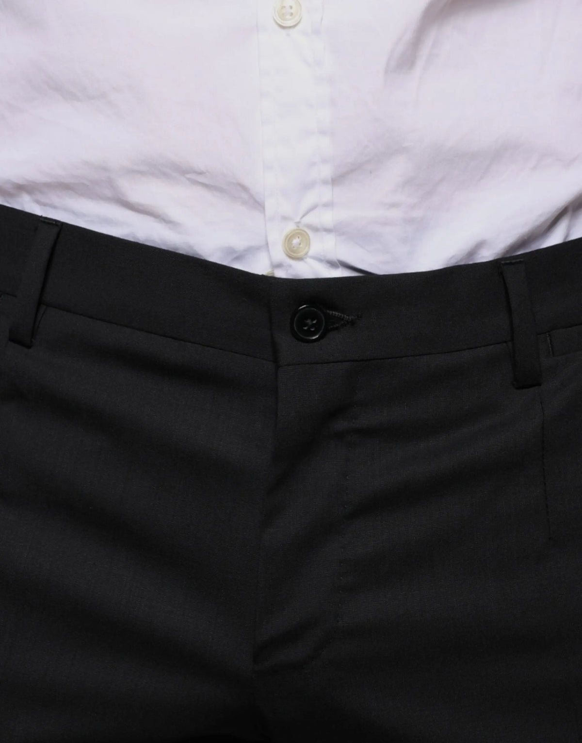Pantalon ajusté noir en laine dolce & gabbana avec une coupe formelle et bouton assorti à la taille