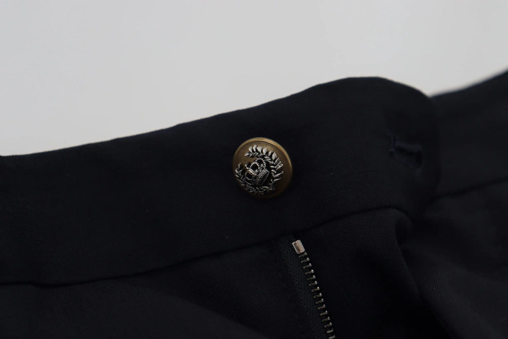 Bouton rond métallique embossé d’un blason sur la ceinture noire en tissu des pantalons noirs slim en laine dolce et gabbana