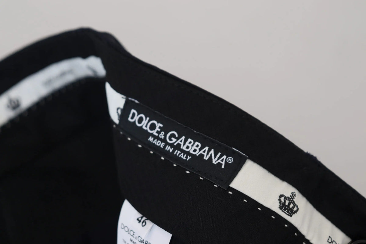 Étiquette noire dolce gabbana avec couture blanche et petit emblème de couronne sur pantalon formel noir en laine slim