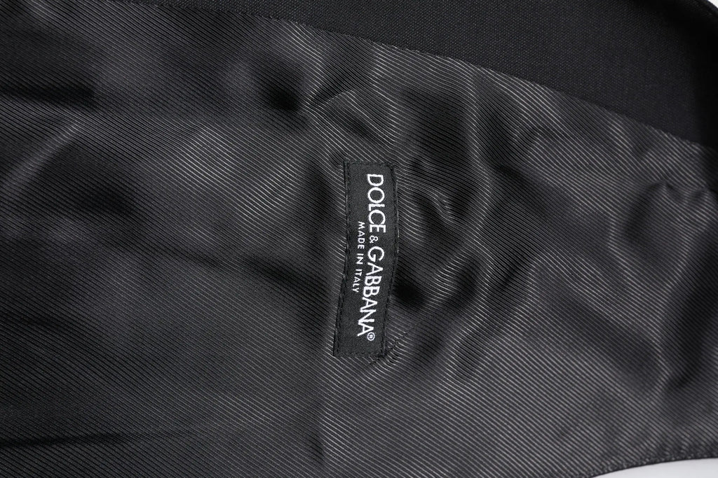 Étiquette noire dolce & gabbana avec texte blanc cousue sur l’intérieur en tissu texturé du gilet robe en laine noire formelle