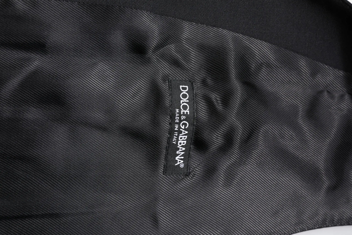 Étiquette noire dolce & gabbana avec texte blanc cousue sur l’intérieur en tissu texturé du gilet robe en laine noire formelle