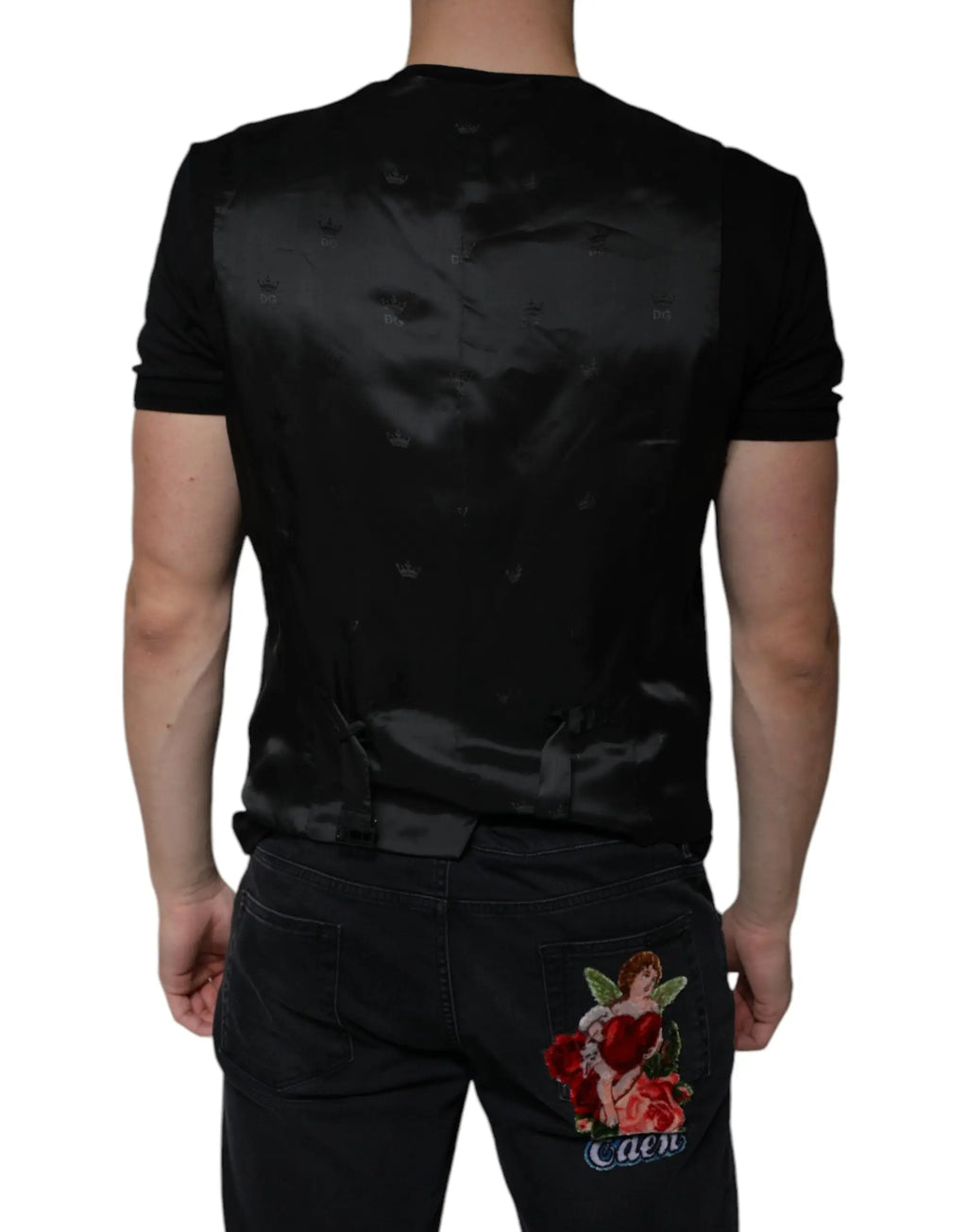 Vue arrière du t-shirt noir manches courtes avec imprimé visage usé brillant et patch ange brodé sur poche arrière