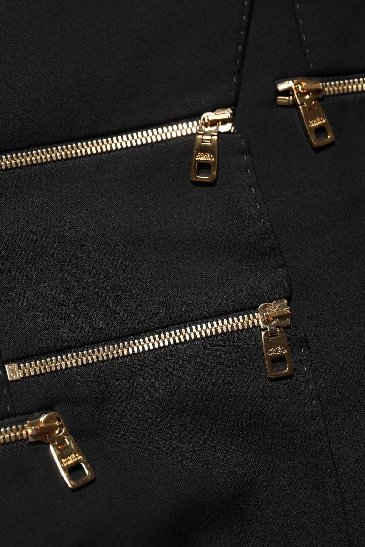 Sac en nylon noir avec fermetures éclair dorées et tirettes brandées dolce & gabbana sur veste blazer en laine noire