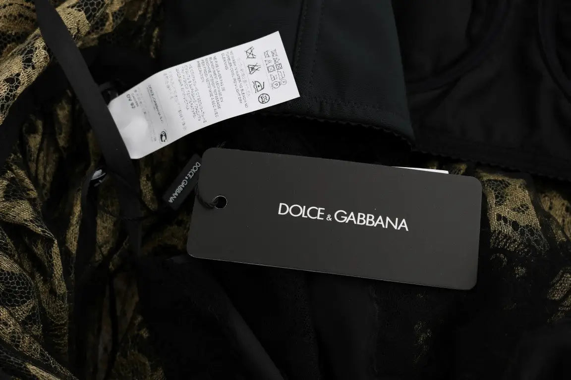 Étiquette noire dolce & gabbana avec logo argenté et label d’entretien blanc sur robe droite en dentelle noire et jaune à cristaux
