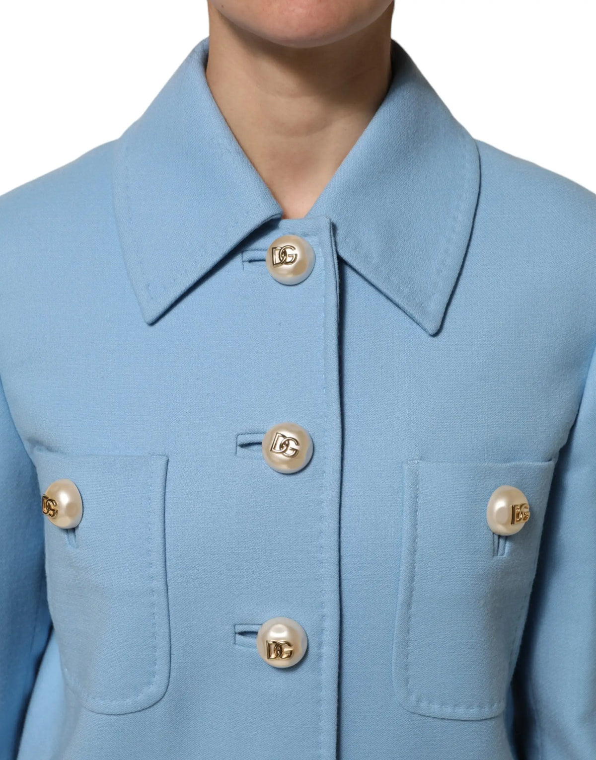 Manteau trench bleu dolce gabbana avec boutons nacrés ornés de logos dorés dg
