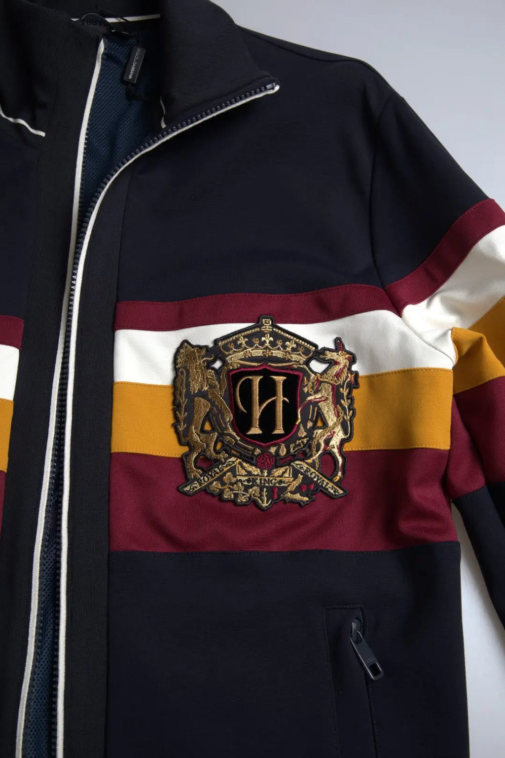 Veste tommy hilfiger rayée bleu marine et bordeaux avec écusson brodé doré style cardigan dolce gabbana zippé