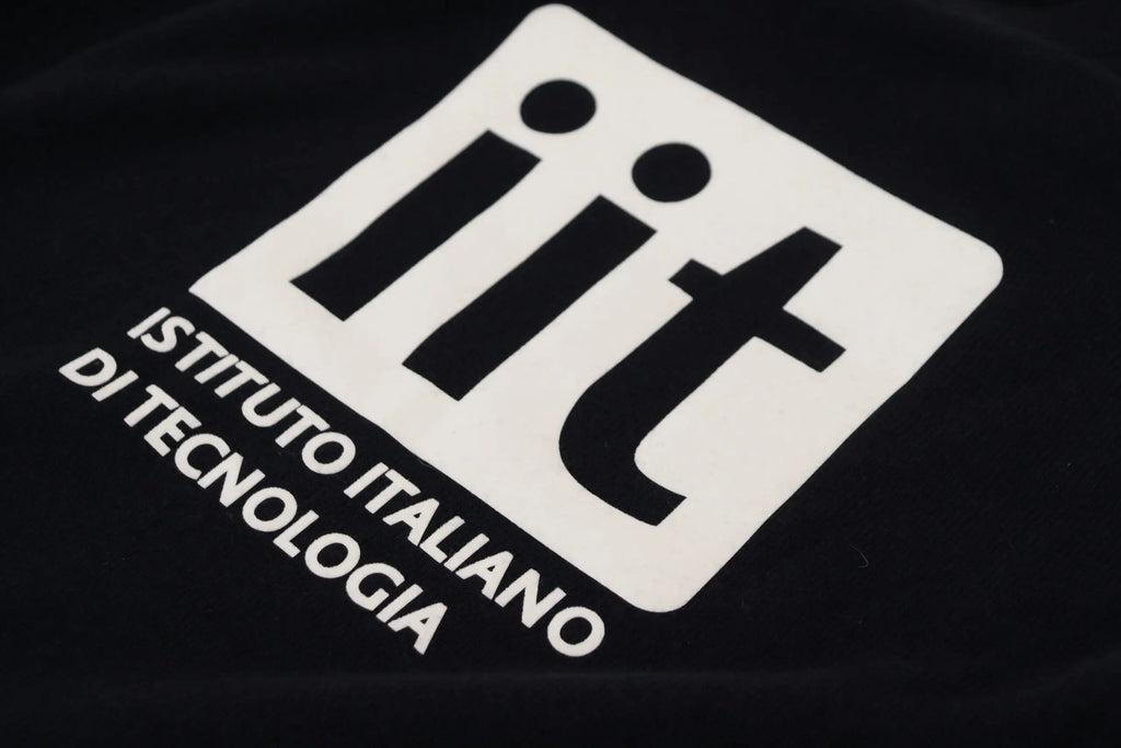 T-shirt noir dolce & gabbana avec logo blanc et lettres iit en noir et texte istituto italiano di tecnologia en dessous