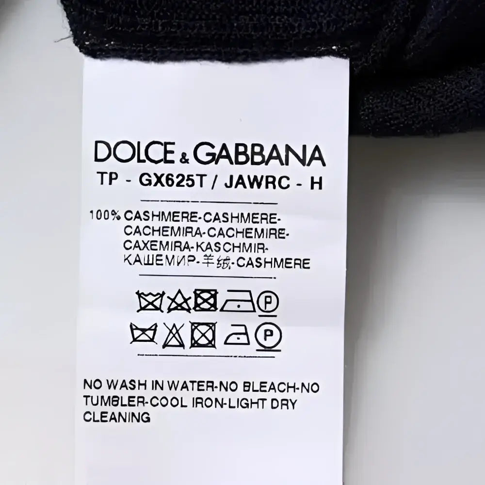 Étiquette noire en cachemire dolce & gabbana sur pull à col roulé bleu en cachemire femme