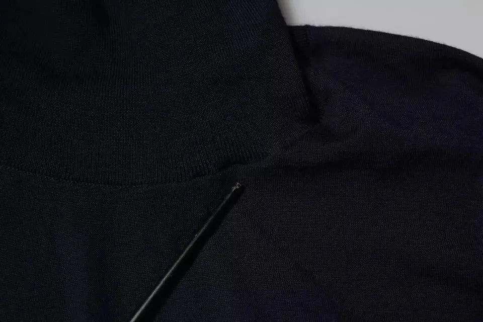 Col roulé en maille côtelée noire sur pull en cachemire bleu dolce gabbana