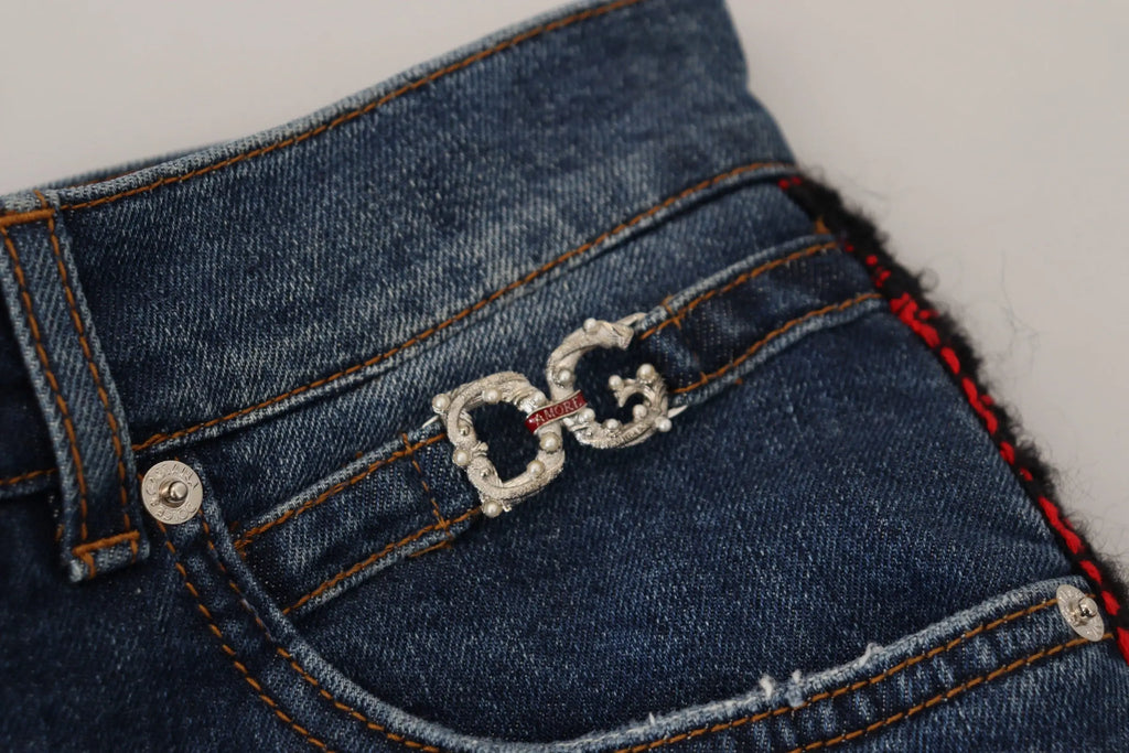 Argent boucle de ceinture ornée avec logo rouge attachée à jean skinny en denim bleu à carreaux dolce & gabbana