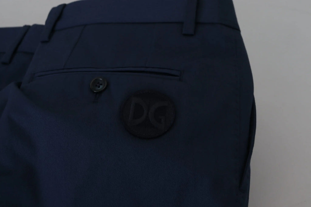 Vue arrière de pantalons chinos bleu marine dolce gabbana en coton stretch avec patch logo noir sur la poche arrière